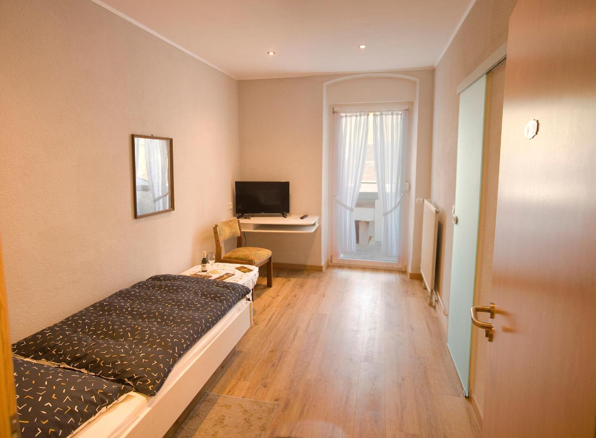 Einzelzimmer mit Balkon